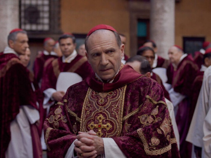 REVIEW: Ralph Fiennes dominates in ‘Conclave’