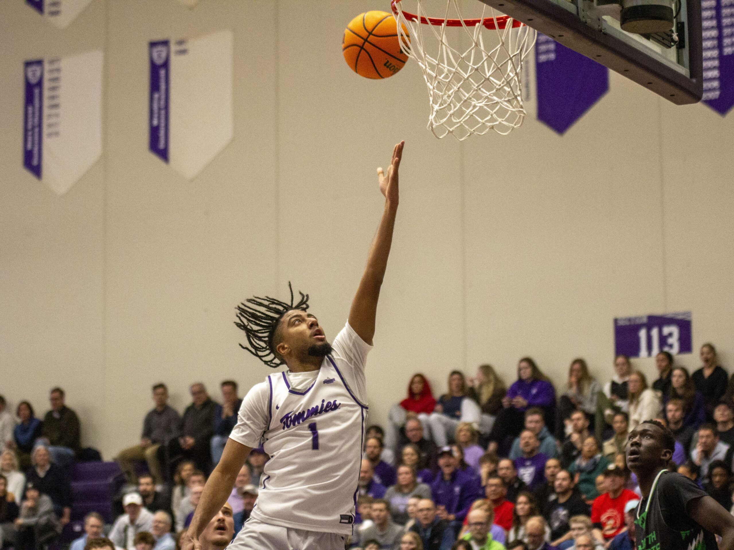 Men’s basketball tops UND 86-71