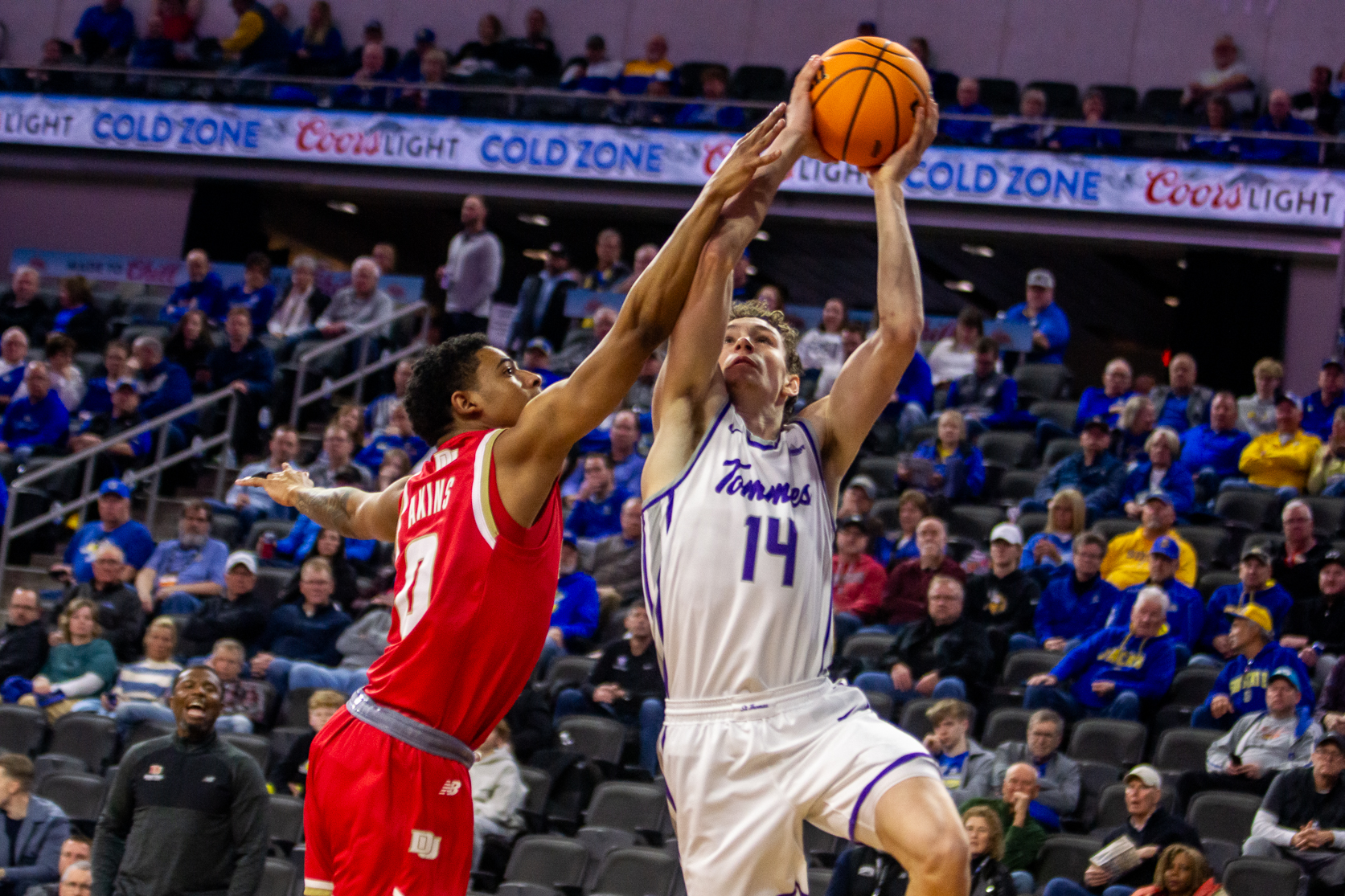 Men’s hoops cruises to Summit League semifinals 80-62