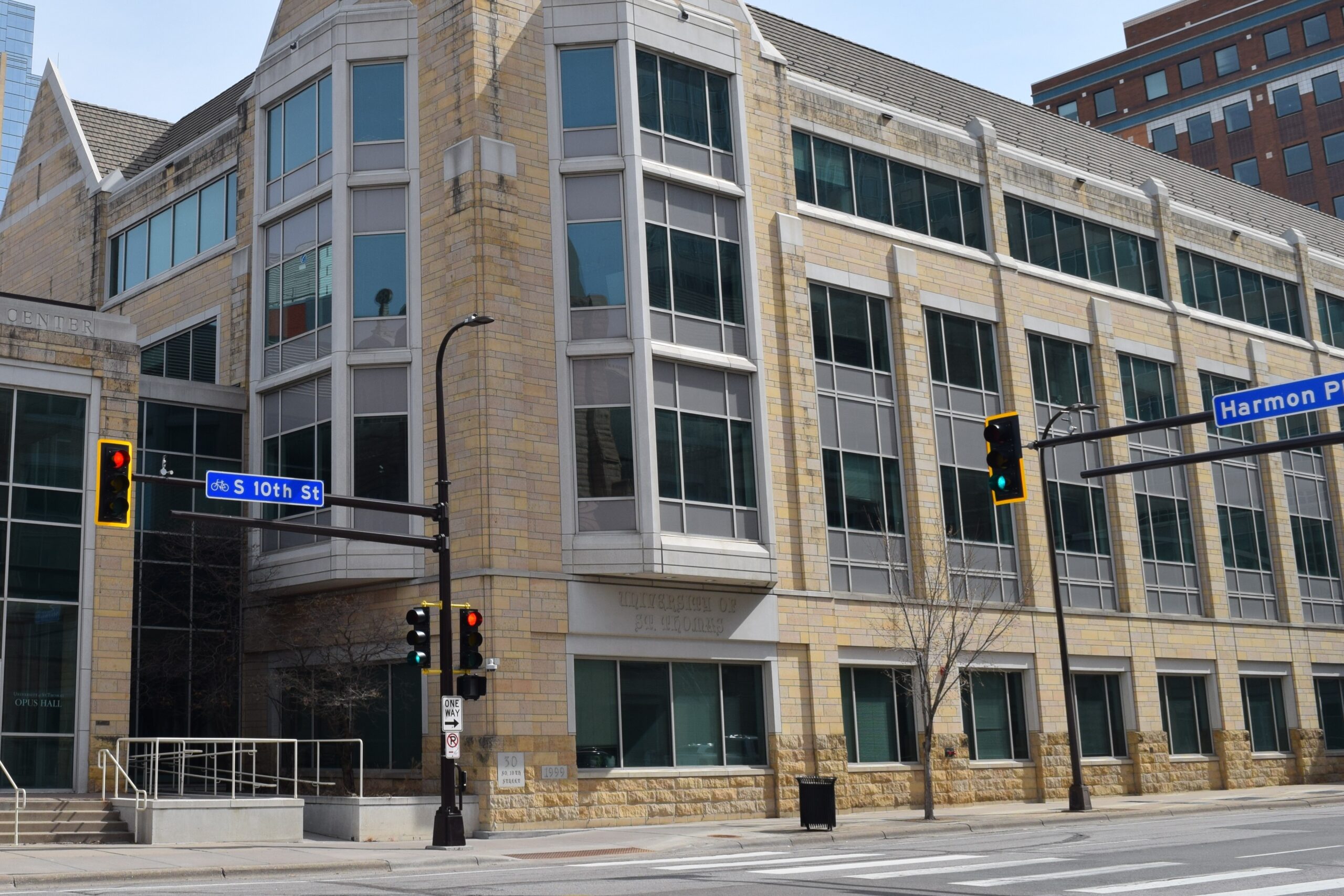 St. Thomas Public Safety confiscates knives, BB gun from man loitering in parking ramp