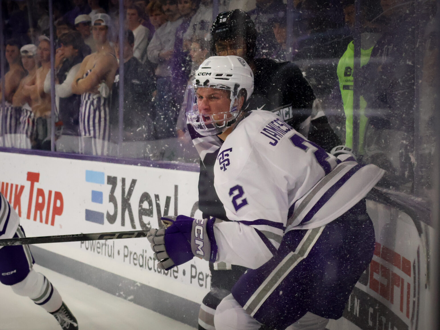 St. Thomas men’s hockey falls apart in series finale against Providence