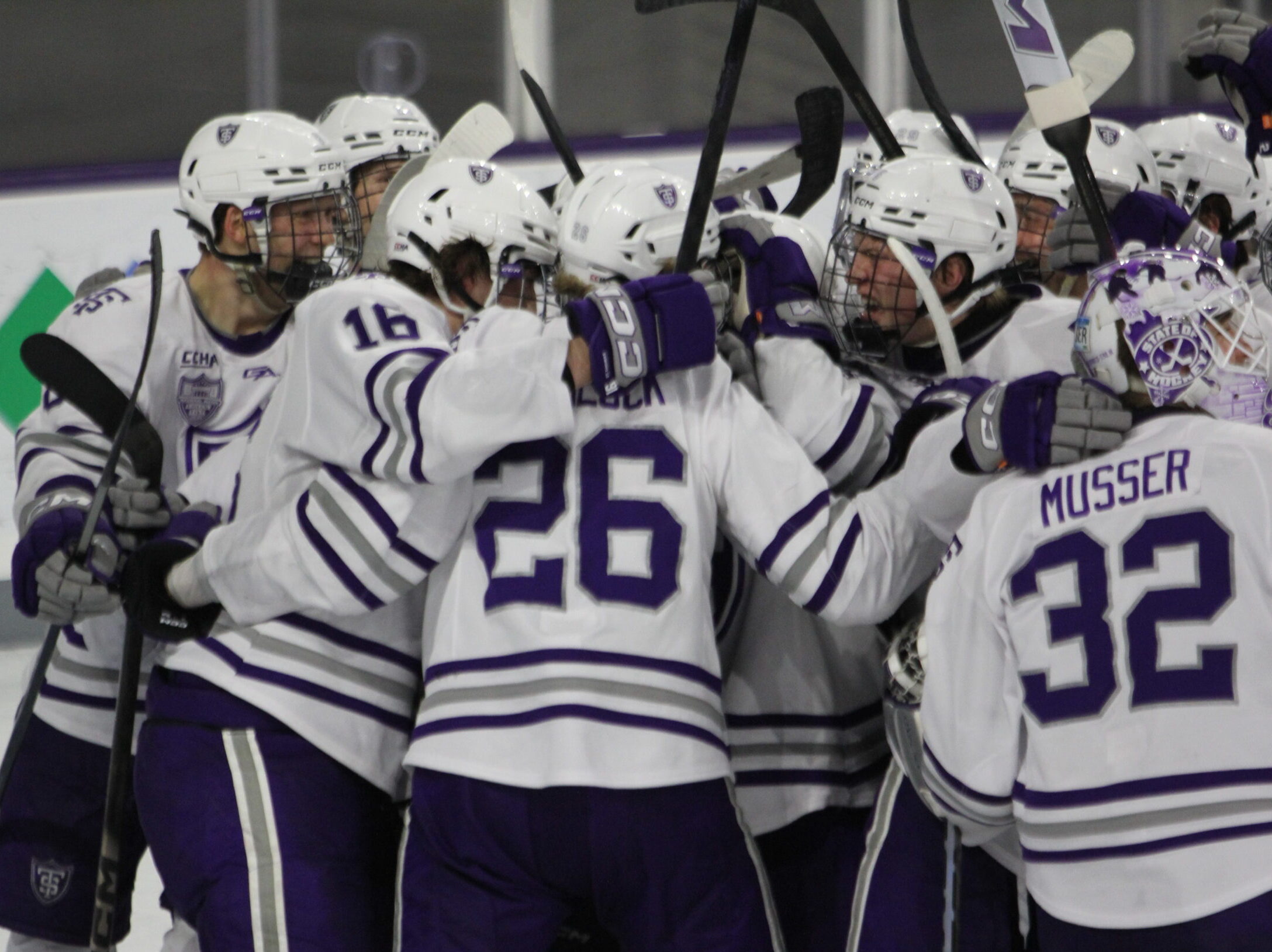 CCHA awards shower UST men’s hockey prior to semifinal matchup